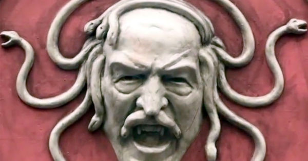 В Санкт-Петербурге сломали барельеф Медузы Горгоны с лицом Лукашенко.