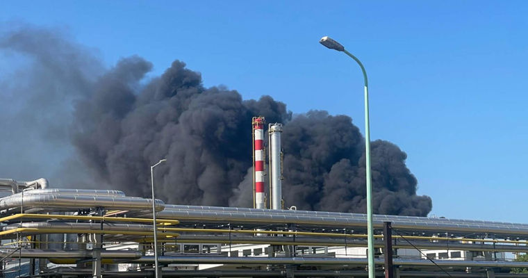 На НПЗ нефтяного гиганта Венгрии MOL произошел взрыв и вспыхнул пожар.