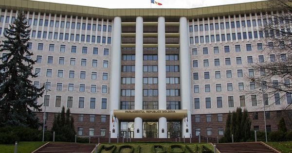 Новый опрос выявил главных конкурентов на парламентских выборах.