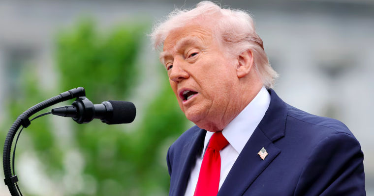 Трамп объявил о росте пошлин на автомобили из ЕС до 25%.