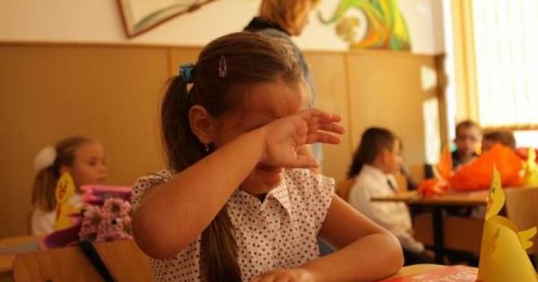 O mamă susține că pedagogii îi discriminează copilul pentru că nu le-a dat bani. 