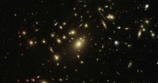 Un roi de galaxii care distorsionează spaţiul şi timpul, surprins de NASA