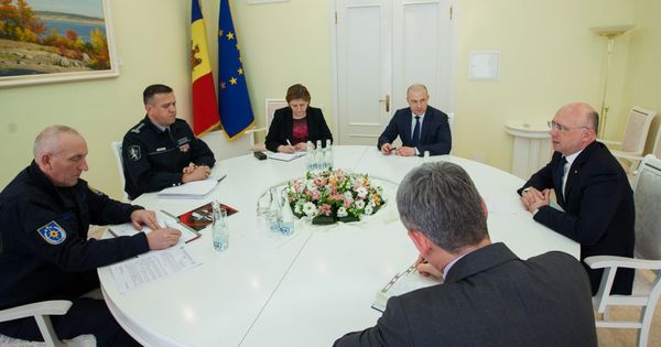 Филип распорядился проверить противопожарные системы в местах массового скопления людей.