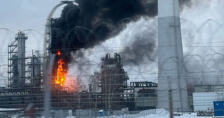 В Нижегородской области загорелся крупный нефтезавод: подозревают БПЛА.