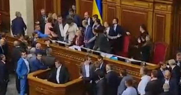 В Раде депутаты устроили драку из-за закона о Донбассе.