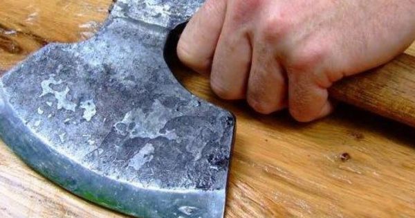 Мужчина застал жену с любовником и напал на него с топором в Приднестровье.