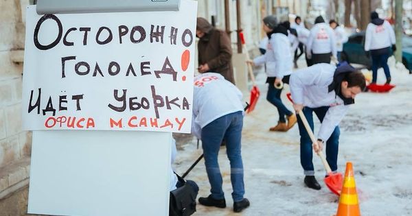 Представители "Партии Шор" убрали снег во дворе офиса Майи Санду.