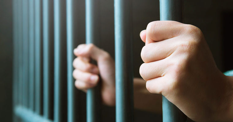 Мужчину приговорили к 5 годам тюрьмы: украл пенсию у лежачего больного.