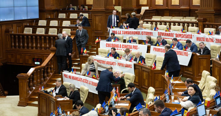Оппозиция встретила депутатов PAS плакатами с оценкой их деятельности.
