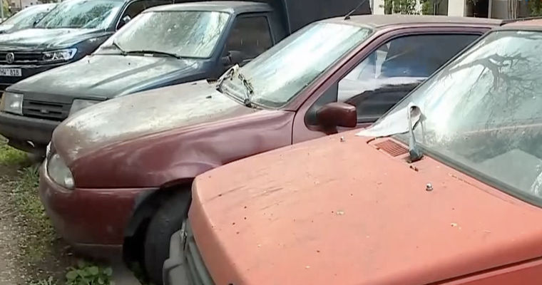 Автомобили, годами заброшенные на улицах, вызывают недовольство в Кишиневе.