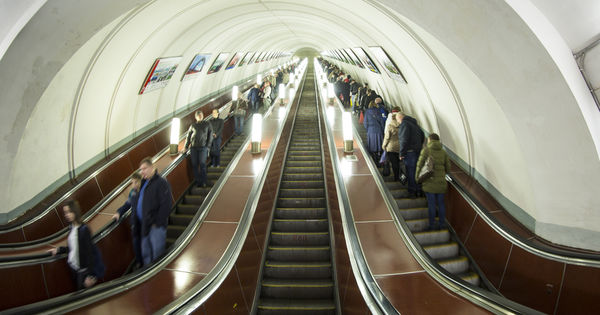 В Москве пассажиры метро спели "Катюшу" в честь Дня Победы.