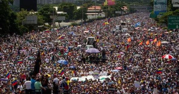 В Венесуэле в акциях протеста против политики президента Николаса Мадуро участвовали более 200 тысяч человек. 