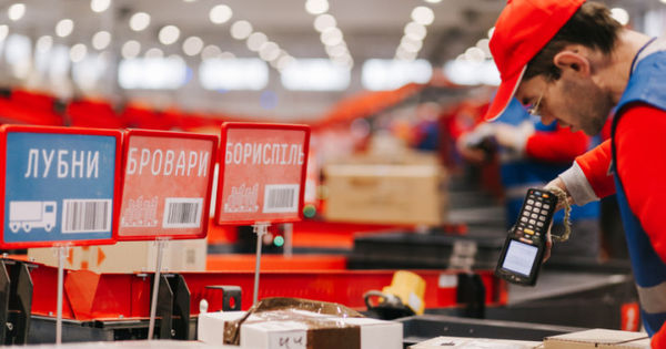 Un bărbat s-a împachetat şi s-a expediat prin curier. 