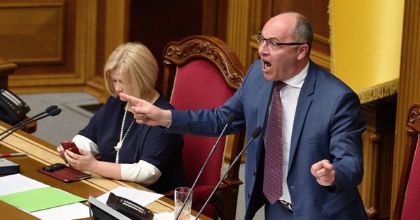 Парубий отказался созывать Раду по требованию Зеленского.