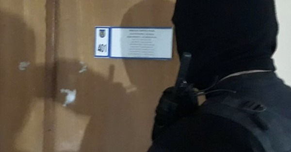Задержанный сотрудник Налоговой службы подозревается в крупной взятке.