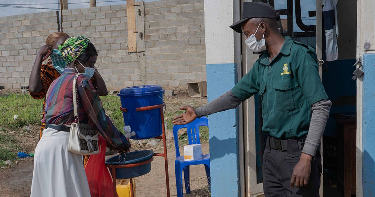 Ebola a ucis deja peste o sută de persoane în Congo.