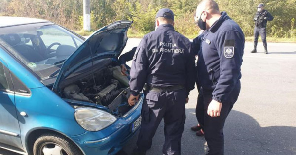 Пограничные полицейские РМ помогли на границе румынскому водителю со сломанной машиной.