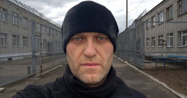 Навальный потребовал прекратить пытку бессонницей и допустить к нему врача.