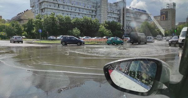 Ливни в столице: на улице Албишоара забил фонтан из люка
