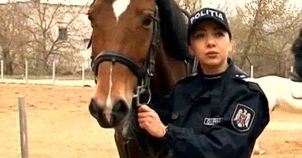 В кавалерийском взводе НИП работают пять женщин-полицейских. 