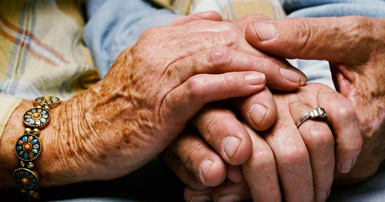 В Чехии 87-летняя женщина, которую объявили умершей, открыла глаза в гробу.
