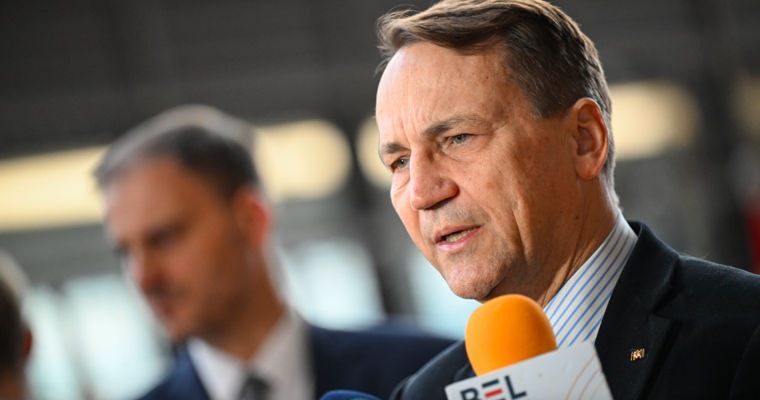 Sikorski: Mă îngrijorează faptul că Trump numește NATO „ei”, nu „noi”.