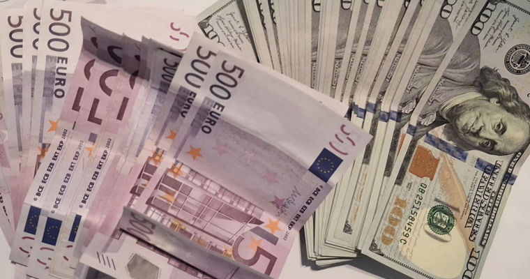 В аэропорту Кишинева у двух иностранцев изъяли более €26 000 и $4 500.
