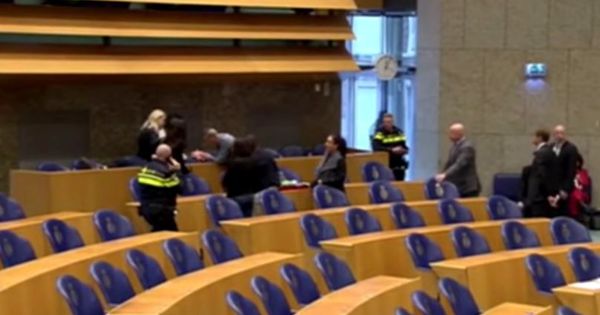 Un bărbat s-a aruncat de la balconul parlamentului din Olanda