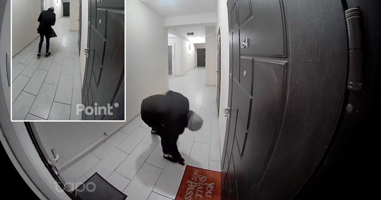 Un bărbat necunoscut fură covorașele de intrare de la mai multe apartamente din Capitală.