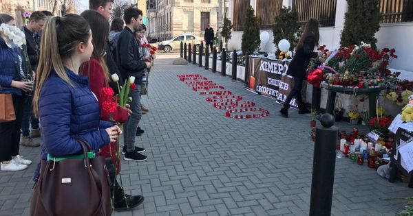 Victimele din Kemerovo, comemorate de tinerii unioniști din Chișinău