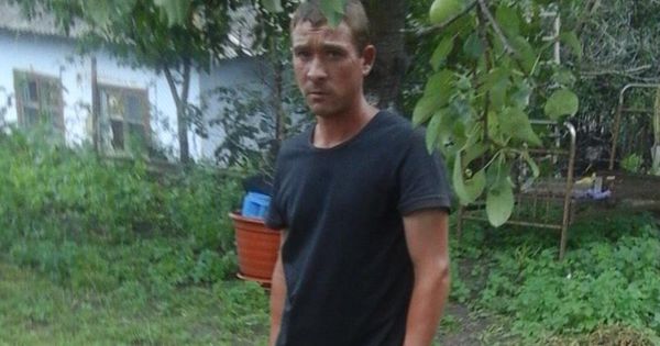 Мужчину оставили на холме и, уходя, пригрозили сжечь его дом, если он расскажет о произошедшем.