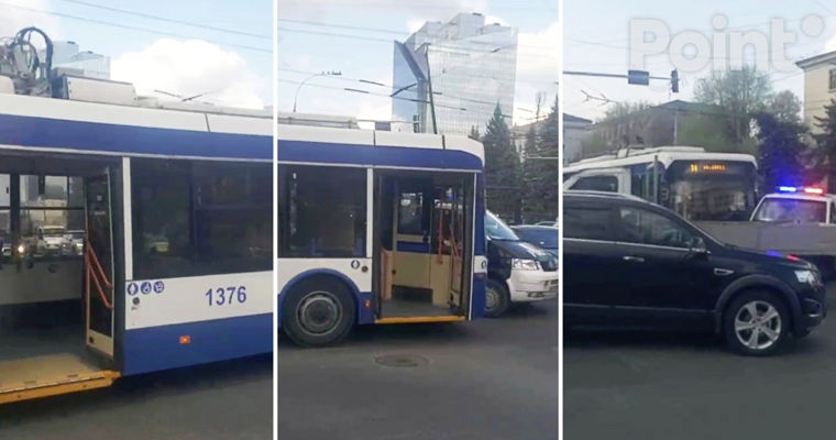 Accident violent în centrul Capitalei: Un troleibuz și o mașină de Poliție s-au tamponat.