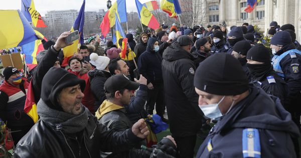 В Румынии ультраправые антивакцинаторы штурмовали парламент.