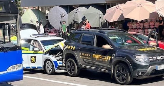 В центре Кишинева полицейский автомобиль врезался в машину службы охраны.