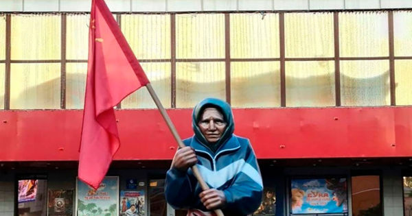 В Белгороде власти убрали скульптуру бабушки со знаменем Победы.
