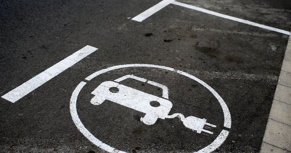 В США построят дорогу, заряжающую электромобили.