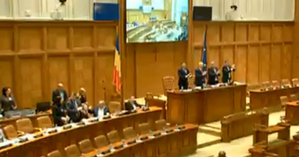 Semnatarii Declarațiilor de Unire, aplaudați în picioare în Parlamentul României. 