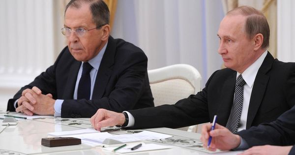 Moscova expulzează 60 de diplomați americani și închide un consulat SUA