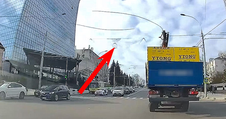 В Кишиневе грузовик порвал троллейбусные провода.