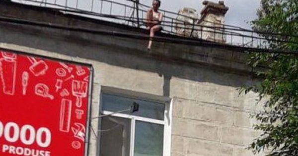 Пьяная девушка угрожала выброситься с пятого этажа.