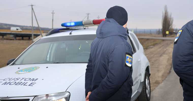 Produse alimentare și echipamente fără acte, confiscate la vama Leușeni.
