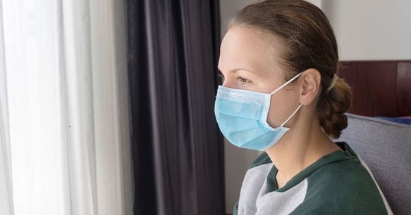 Более 100 заболевших COVID-19 в легкой форме получают лечение на дому.