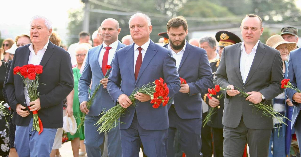 Коммунисты и социалисты возложили цветы к мемориалу &#34;Вечность&#34;.