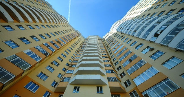 Девочка из Молдовы выпала с 16-го этажа в Санкт-Петербурге.