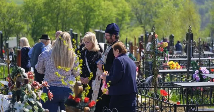 Îndemnurile unui preot de Paștele Blajinilor: Mormintele de lux nu sunt creștinești