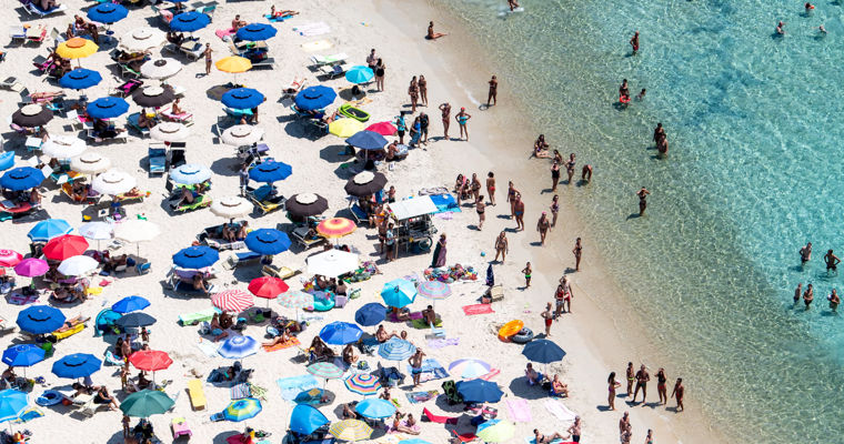 Umbrelele, interzise pe o plajă din Sardinia pentru turiștii cu vârsta cuprinsă între 10 și 65 de ani.