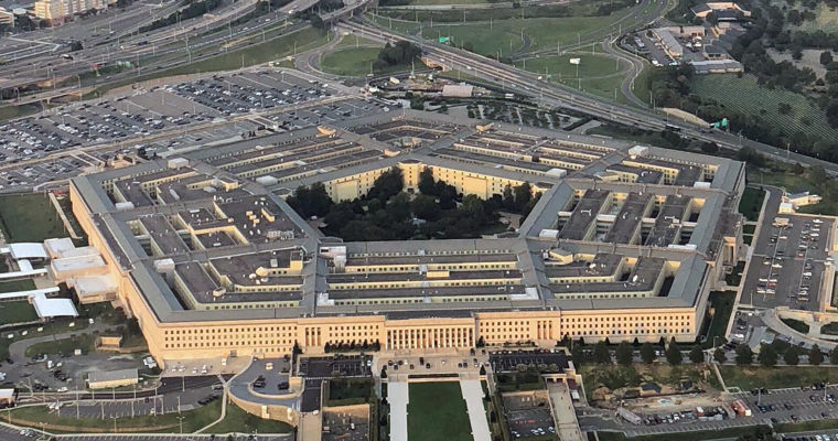 Сотрудник ВВС США обвинен в сливе секретов о войне в Украине. Коллаж Point.md.