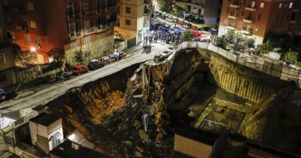 Italia: Un crater uriaș a înghițit 7 mașini. Zeci de familii, evacuate