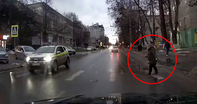 В Кишиневе машина полиции не пропустила пешехода на "зебре".