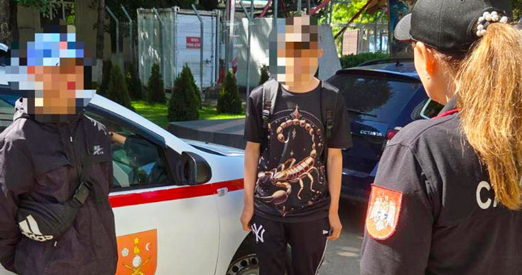 Двух сбежавших из дома подростков нашли на автовокзале в столице.